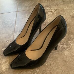 Nine West glossy short pumps